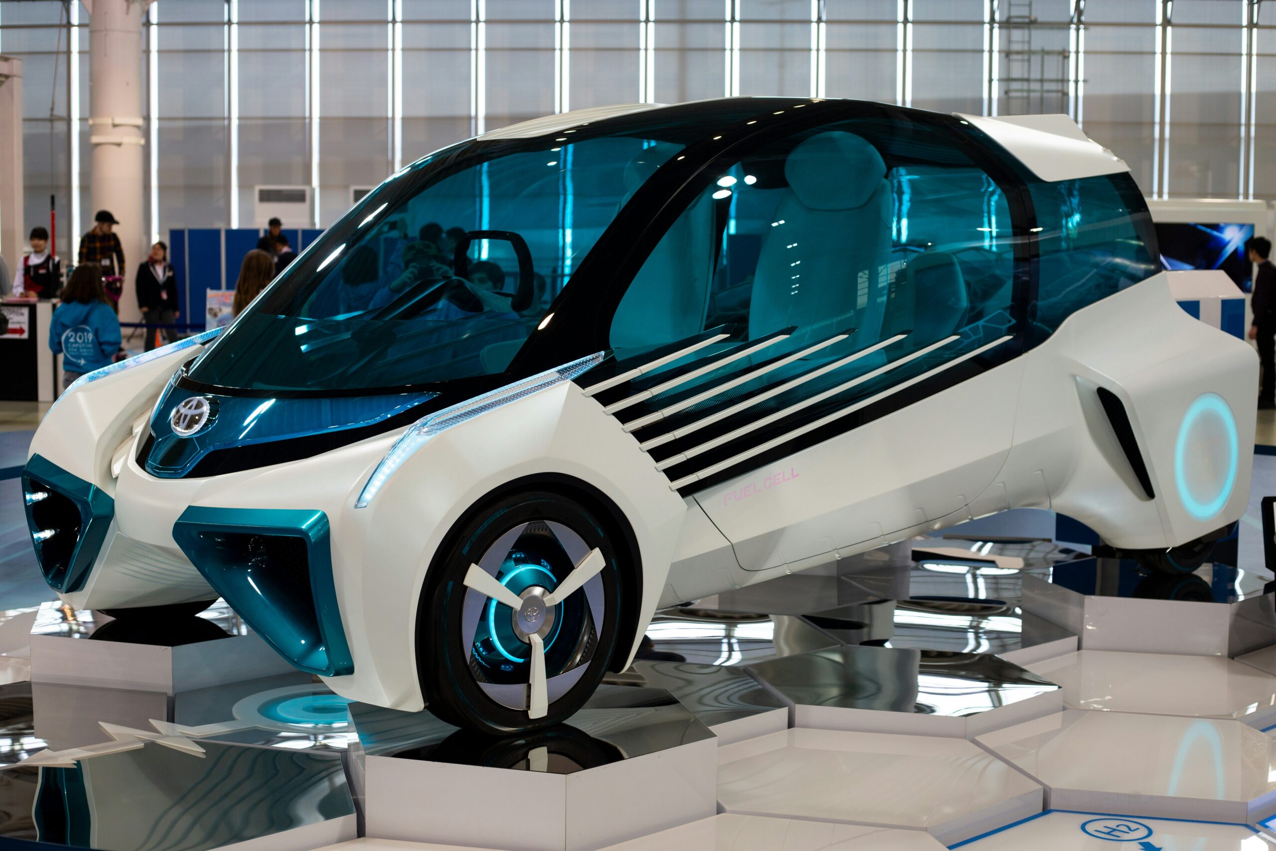 日本の自動車業界におけるEVとハイブリッド車の未来：進化する